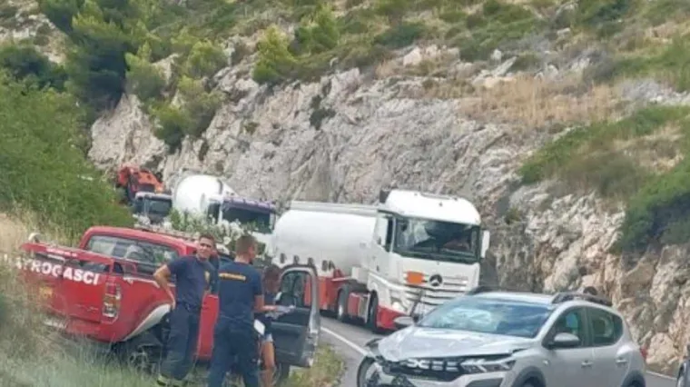 Vatrogasno vozilo i osobni automobil se sudarili kod Dubrovnika
