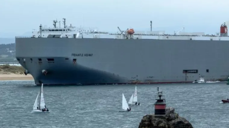 Zapalio se teretni brod na kojem je bilo gotovo 3000 automobila, jedna osoba poginula: Uzrok požara je električni auto?