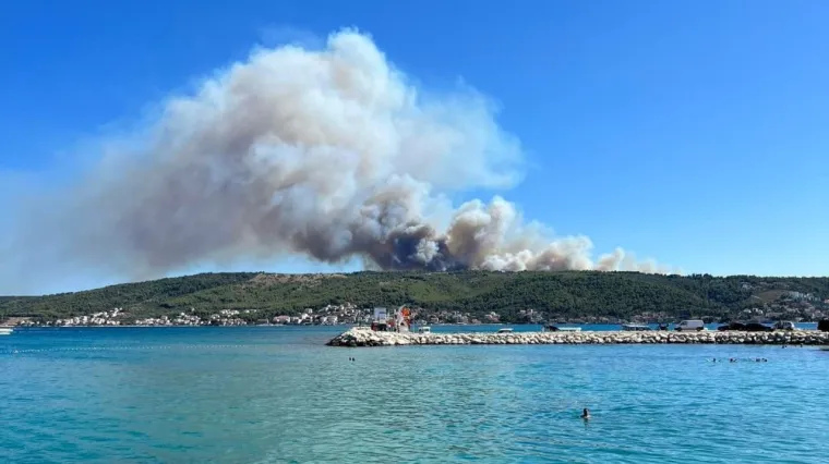 VIDEO Izbio požar na Čiovu, upućena dva kanadera. Dim dopire sve do Brača i Splita