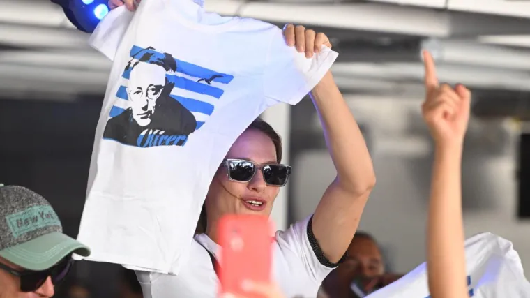 Uzburkano more, pjesma i veselje uz Oliverove hitove od Splita do Vela Luke