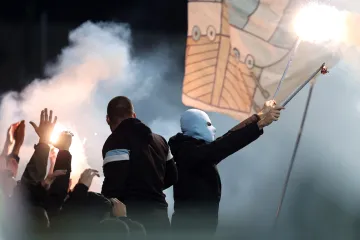 Srbi razbili palicama stakla od Armadinog autobusa na autoputu kod Grocke