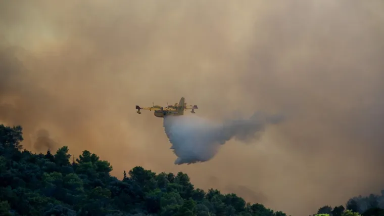 Vatrogasci cijelu noć gasili požar na Čiovu: 'Uspje&scaron;no smo radili odbijanje od putova, stižu i kanaderi'