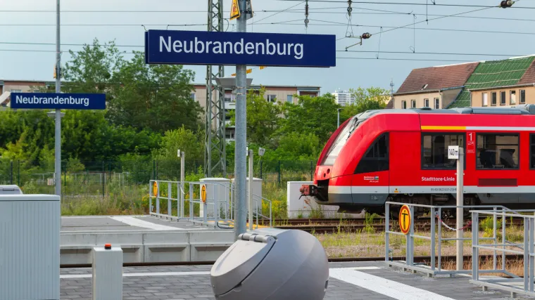 Netko je s njemačkog kolodvora skinuo LGBTQ zastavu i na njeno mjesto stavio onu sa svastikom