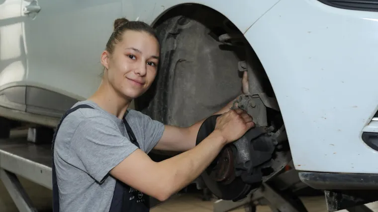 Jao servisu koji poku&scaron;a smuljati ovu Vinkovčanku! Automehaničarka je od 14. godine: 'Kad mu&scaron;terije vide ženu...'