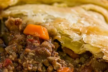 Recept i priprema pite od mesa s gotovim korama