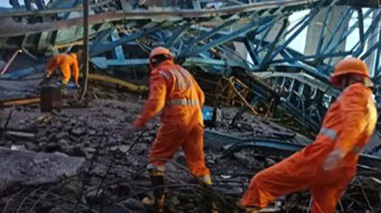 VIDEO Tragedija na gradili&scaron;tu u Indiji: Pala dizalica i ubila 17 radnika. Traga se za preživjelima