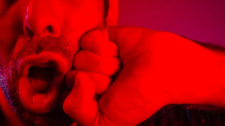 Vrijeđao je suca, ali nije se na tome zaustavio: Udario ga &scaron;akom u glavu, a sada je doznao &scaron;to ga čeka