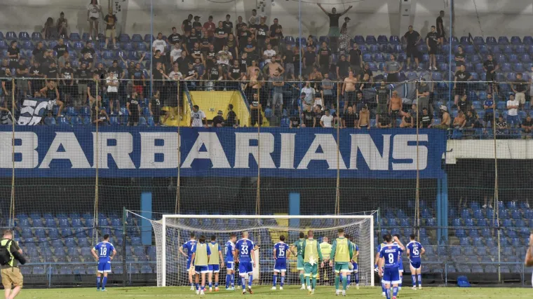 Na stadion u Crnoj Gori u&scaron;etao u dresu Crvene Zvezde: Odmah su nastali problemi, od težih batina spasila ga je policija