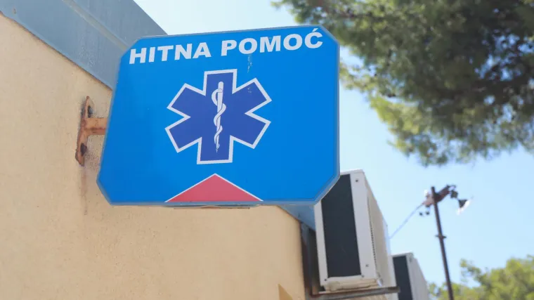 Da je pacijent ležao pred supetarskom hitnom potvrdila još jedna žena. Oglasili se i liječnici