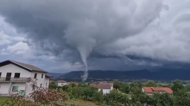 Tornado je u Sloveniji digao krovove, oštetio 11 objekata. Ljudi evakuirani, klizišta prijete kućama