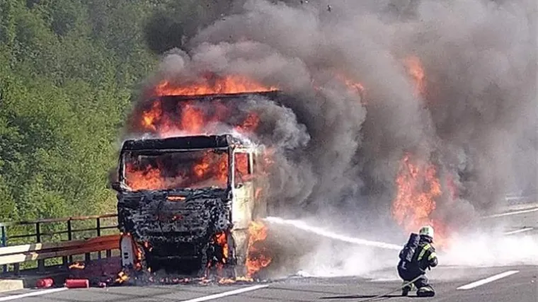 Kolona na A1 jo&scaron; uvijek duga 13 kilometara. Oglasila se policija oko požara na kamionu