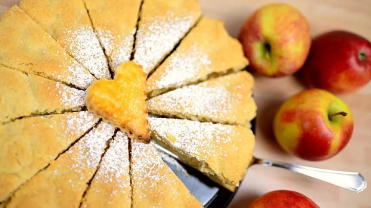 Tradicionalni recept za sočnu čupavu pitu od jabuka