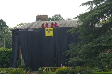 Aktivisti crnim platnom prekrili kuću britanskog premijera. Popeli se na krov i spustili na sve