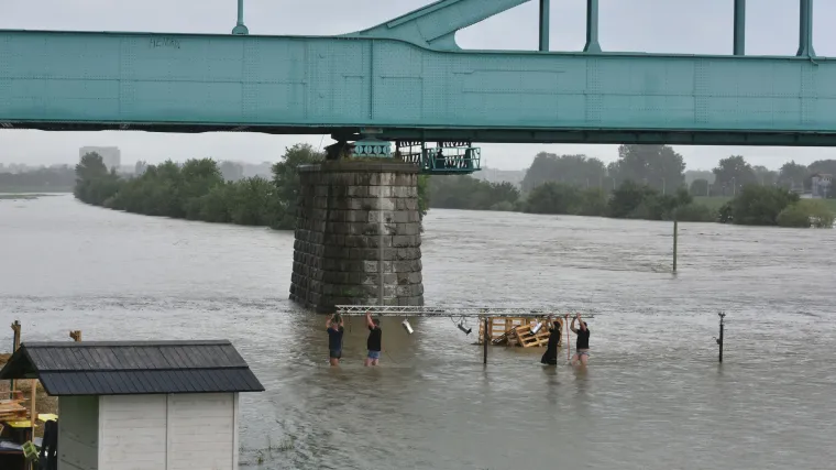 Potopljeni festival: Zagrebački Green River Fest pod vodom. Iz nabujale Save spašava se potopljena oprema