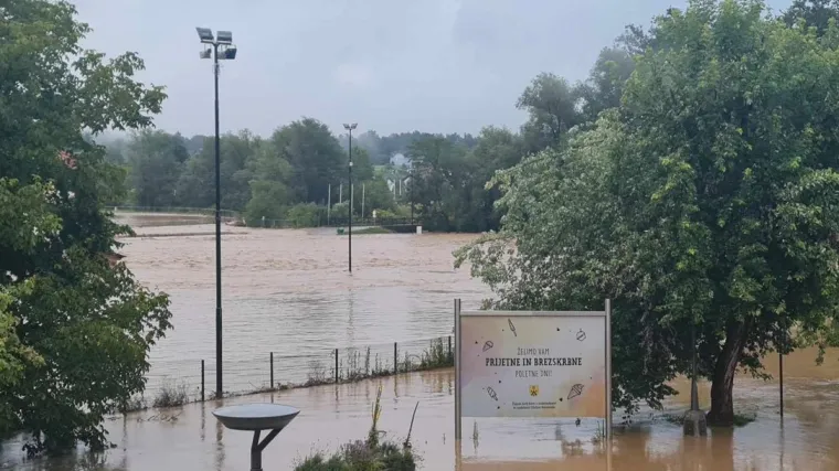 Slovence čeka jo&scaron; veće nevrijeme, a već se bore s poplavama. 'Voda dolazi sa svih strana, kroz prozore ulazi u kuće'