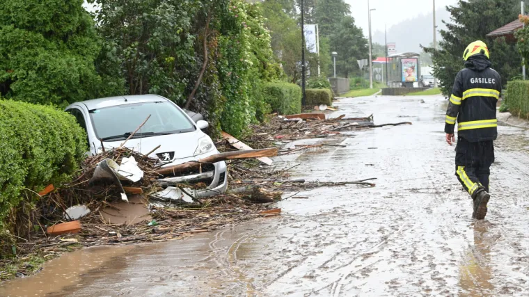 U Sloveniji i dalje dramatično: Krka pred izlijevanjem, tijekom noći evakuirali ljude iz kampa Čatež, sve je vi&scaron;e odrona