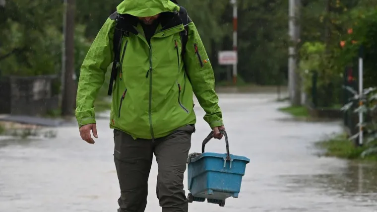 Kako se ovoga sjetio? Na &scaron;tulama korak po korak kroz poplavljeno Javorje