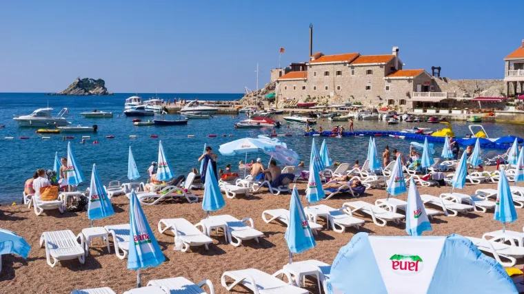 Srpski novinari oti&scaron;li na jednu od najljep&scaron;ih jadranskih plaža, prilično su se razočarali: 'Parking 5, ležaljke 30 eura, a tek kad vidite WC...'