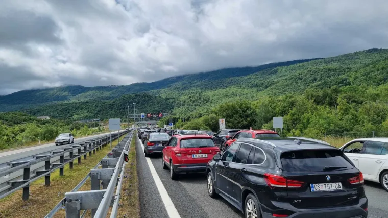 Potpuni kolaps na autocesti: Čitatelji nam javljaju da je pred Sv. Rokom ogromna kolona, tunel je bio zatvoren!