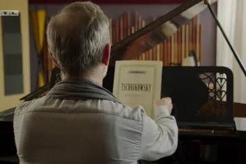 Pijanist je izboden u svom domu, a osumnjičeni su njegova supruga i sin