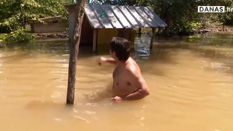 Tomo iz Sigeca spašava svoje kokice i pijetle: 'Drugo je sve otišlo pod vodu...'