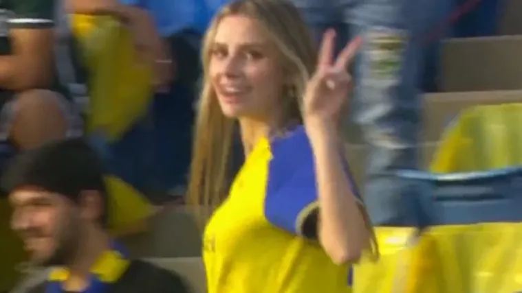 A tko je ova tajanstvena ljepotica? Plavu&scaron;a pro&scaron;etala tribinama u Ronaldovom dresu, Saudijci su počeli sliniti