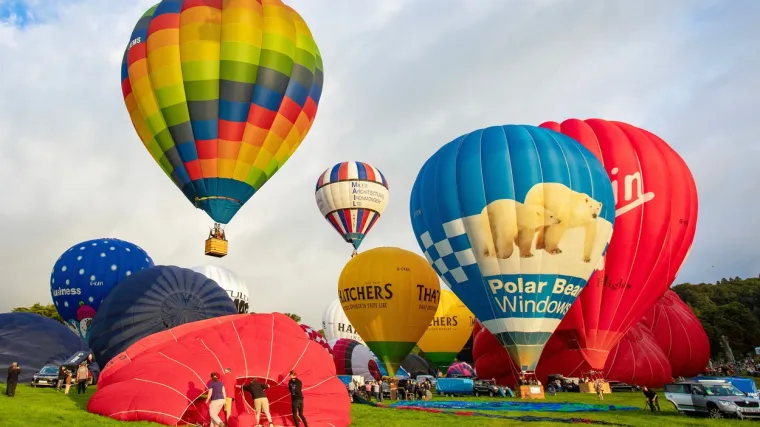 Koja divota u Bristolu! Oni lete, oni lebde! Nebo prekriveno balonima: Pogledajte veličanstvene prizore