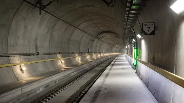 Teretni vlak iskočio iz tračnica u švicarskom tunelu Gotthard. Uzrok tehnički kvar?