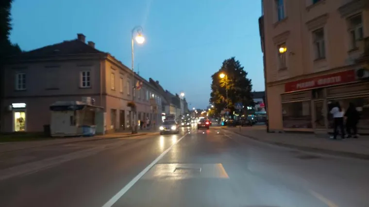 Za dlaku izbjegnuta tragedija: U centru Karlovca komad zgrade pao na kolica s bebom