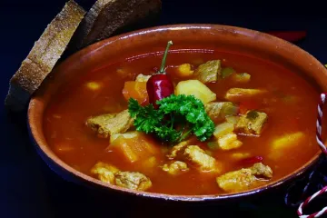 Što je tradicionalni gulaš? Kako zgusnuti gulaš koji je rijedak?