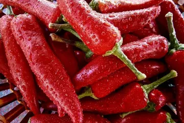Kako se priprema pečena paprika s feta sirom?
