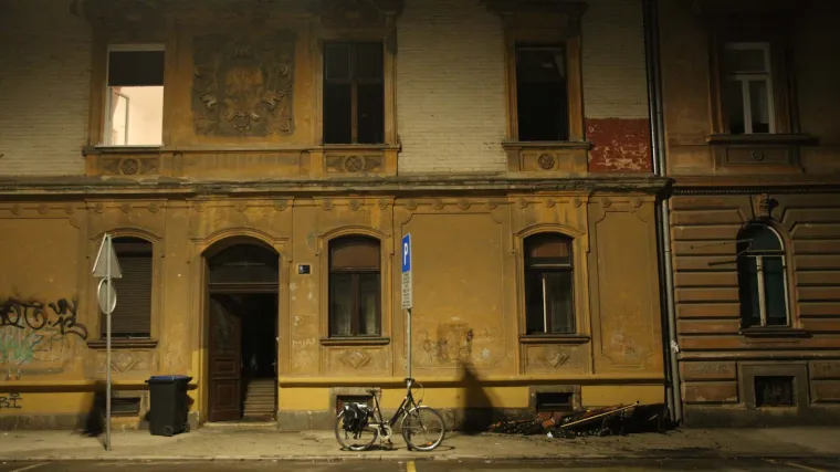 FOTO U Kraji&scaron;koj ulici u Zagrebu vatrogasci spa&scaron;avali dvije osobe iz gorućeg stana