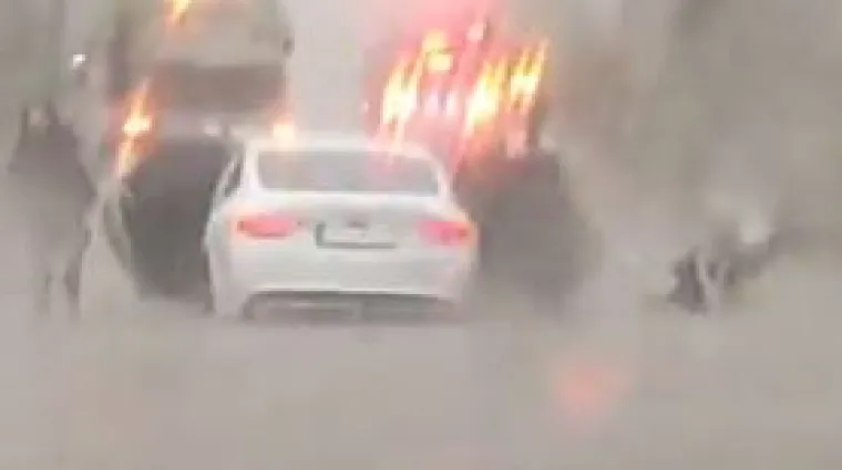 Dijelove hrvatske obale poharala tuča i nevrijeme: Auti zapeli na A1, čovjek spa&scaron;avao psa iz vode do koljena