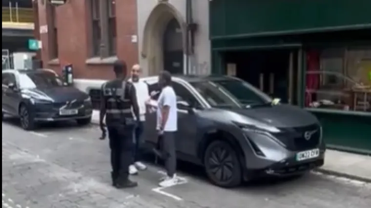 Internetom kruži urnebesan video: Guardiola dobio kaznu pa ostao &scaron;okiran pitanjem prometnog redara