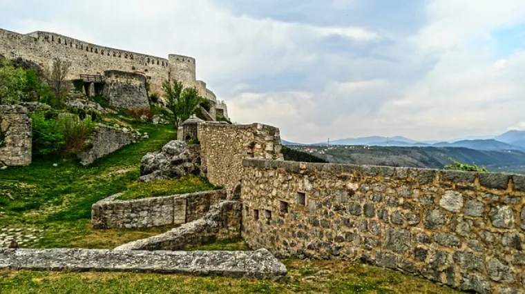 Koliko rijeka teče kroz Knin? Koje rijeke teku kroz Knin?