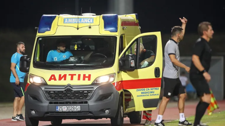 Napadač Slaven Belupa dobio laktom u glavu, odvela ga hitna