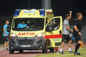 Napadač Slaven Belupa dobio laktom u glavu, odvela ga hitna