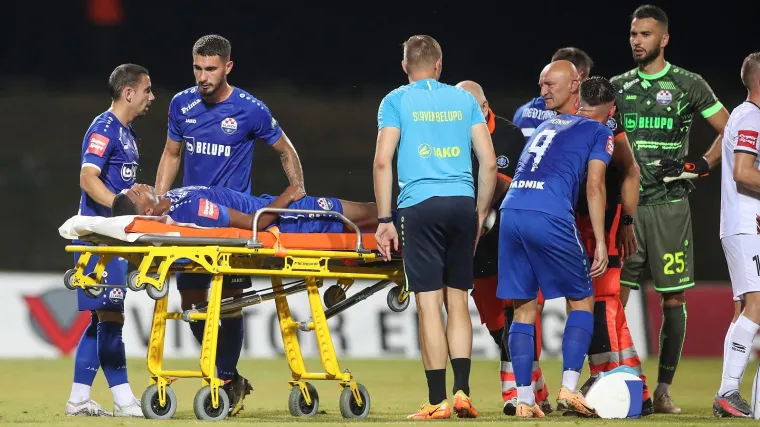 Stadion u Velikoj Gorici promrzo od straha: Napadač Slavena dobio laktom u glavu, odvela ga hitna