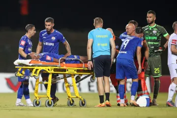 Stadion u Velikoj Gorici promrzo od straha: Napadač Slavena dobio laktom u glavu, odvela ga hitna
