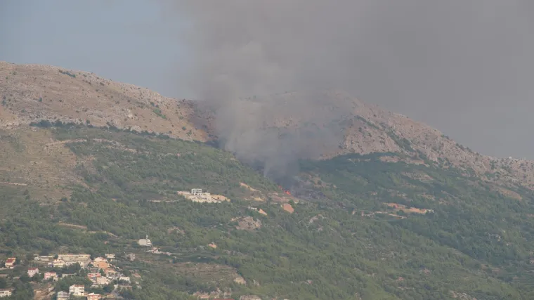 Gori kod Gornje Podstrane. Stigli i kanaderi. Vjetar vatru nosi na vrh brda