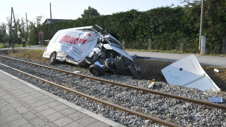Putnički vlak kod Križevaca pokosio kombi pa iskočio iz tračnica. Ozlijeđeni i strojovođa i vozač