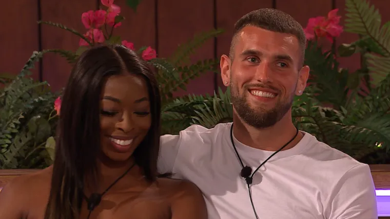 Afrodizijak prodjelovao: Ona ga pali jagodama umočenima u čokoladu, on ne skida osmijeh s lica