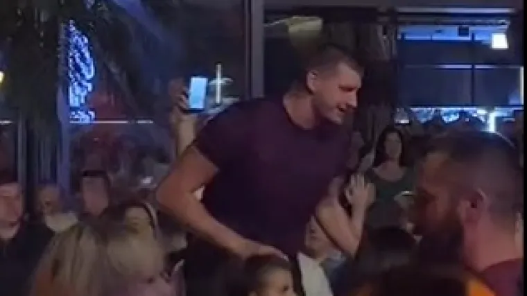 Nikola Jokić u deliriju na koncertu Cece Ražnatović: Neke pjesme su ga ba&scaron; ganule, a jedna ga je bacila u trans