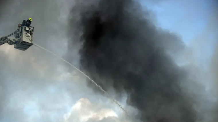 Požar u elitnom dijelu Zagreba: Zapalili se automobili i bačve s uljem