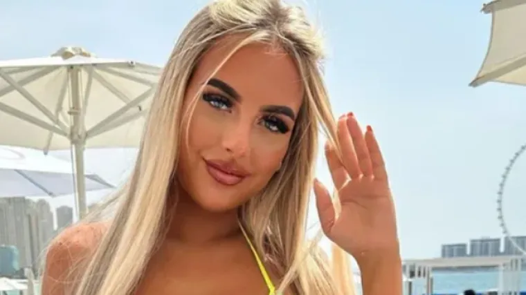 Volite plavuše velikih grudi i zaobljene guze? Ova vatrena poduzetnica ima sve, a ne skriva ništa! Duboko udahnite...