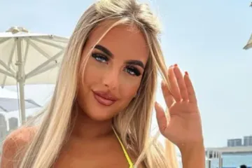 Volite plavuše velikih grudi i zaobljene guze? Ova vatrena poduzetnica ima sve, a ne skriva ništa! Duboko udahnite...