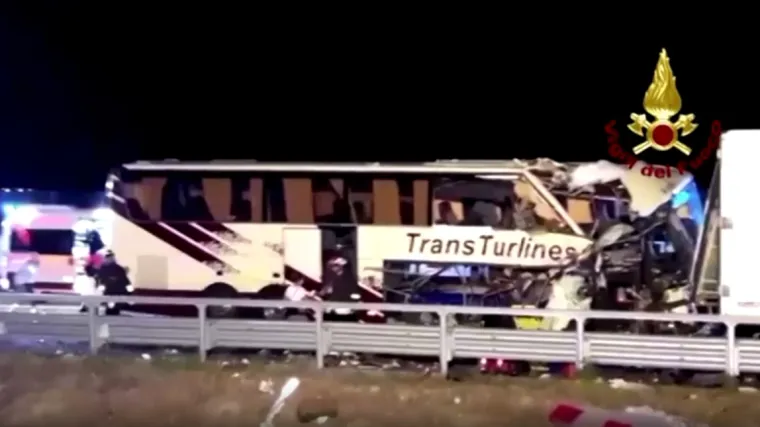 Te&scaron;ka prometna u Italiji. Bus pun ukrajinskih turista se zabio u kamion: Deseci ozlijeđeni, ima i djece