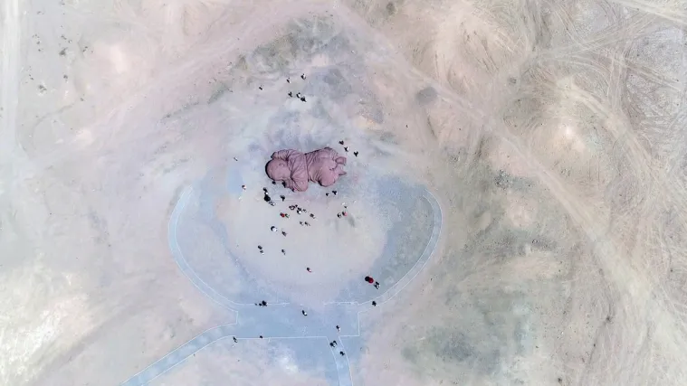 Gigantska beba, car i Noina arka. Ovo su ogromne skulpture od pijeska u pustinji Gobi, kori&scaron;tena i 3D tehnologija