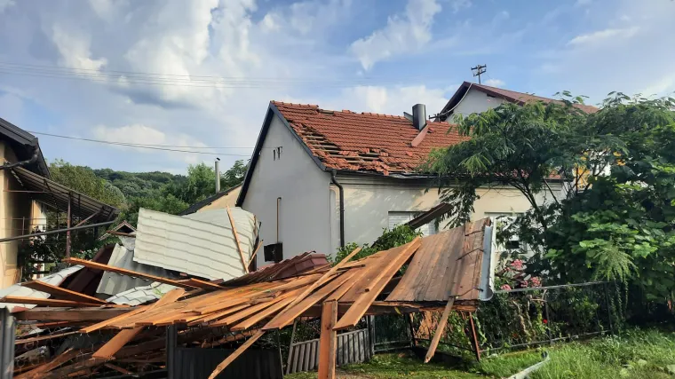U Dalmaciji 35.000 munja u dva sata, a u Orahovici oluja izazvala kaos: 'Kad  je grunulo, vidjela sam da susjedov krov nosi preko na&scaron;e kuće'