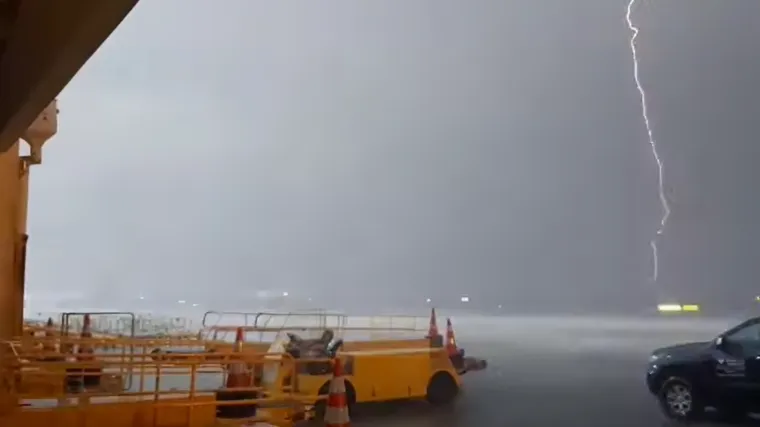 VIDEO Grom udario u pistu dubrovačkog aerodroma. Nevrijeme se formiralo u kratkom vremenu